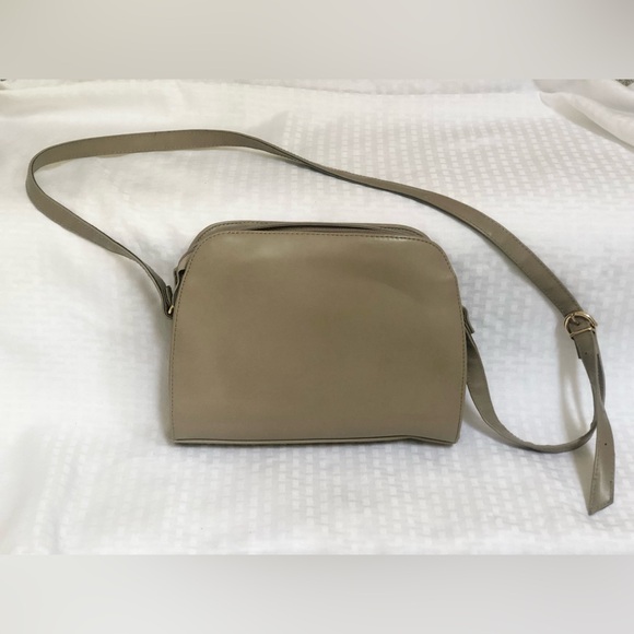 Liz Claiborne Beige Crossbody Purse, 3 zippered pouches, zipper closure - Picture 10 of 15